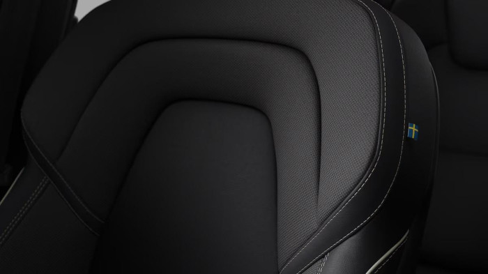 Volvo XC60 B5 AWD AUT PLUS BLACK EDITION na operativní leasing