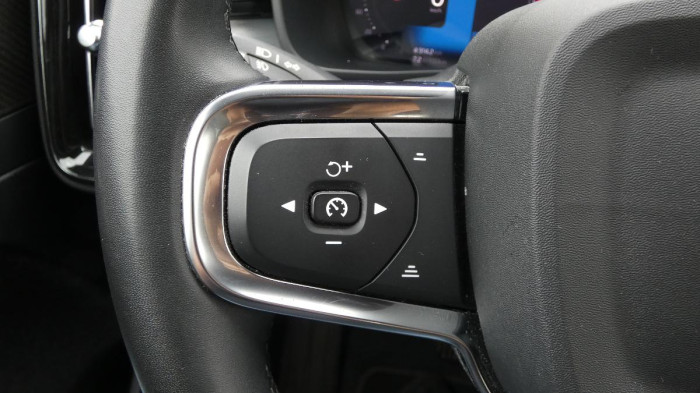 Volvo XC40 B3 PLUS DARK na operativní leasing
