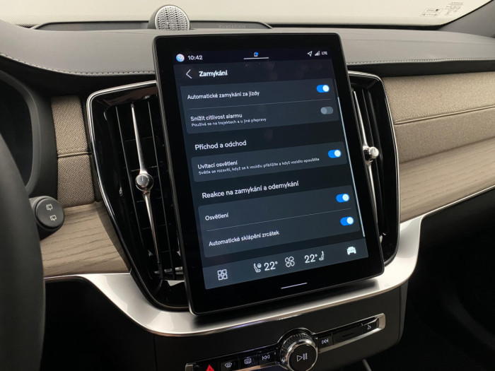 Volvo XC90 T8 AWD Plug-in DARK PLUS 7m na operativní leasing