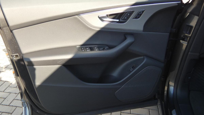 Audi Q8 55 TFSI quattro tiptronic na operativní leasing