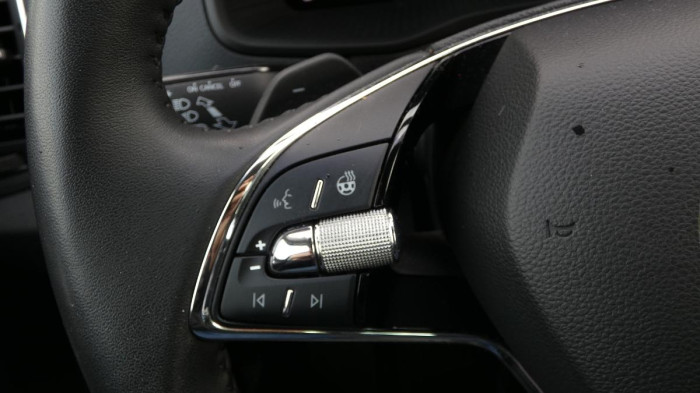 Škoda Karoq 1,5 TSI Ambition DSG na operativní leasing