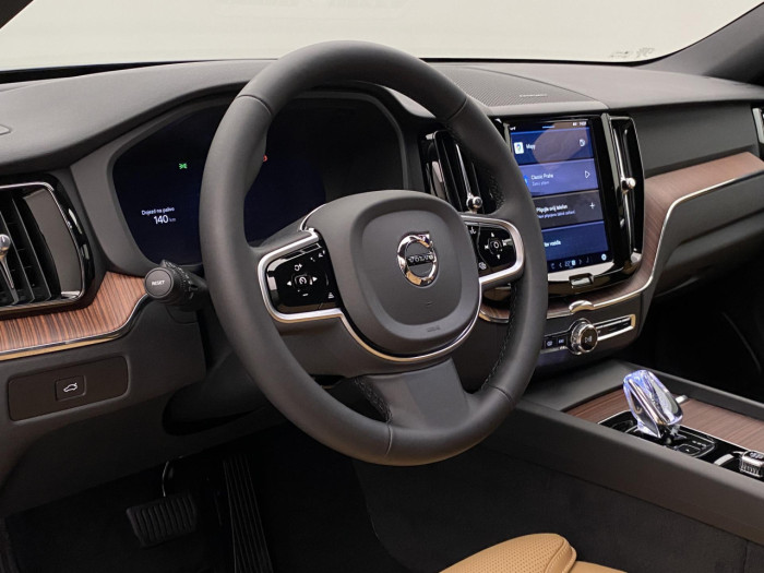 Volvo XC60 B5 AWD AUT DARK PLUS na operativní leasing