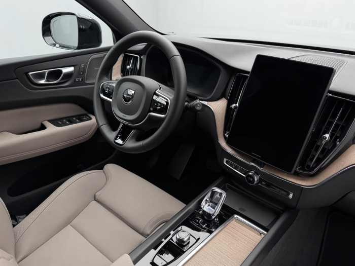 Volvo XC60 B5 AWD AUT DARK PLUS na operativní leasing