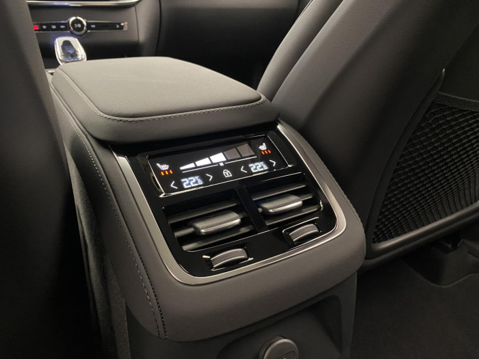 Volvo XC90 T8 AWD Plug-in BRIGHT PLUS 7m na operativní leasing