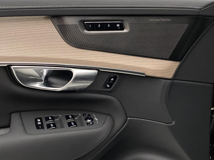 Volvo XC90 T8 AWD RECHARGE DARK PLUS 7m na operativní leasing