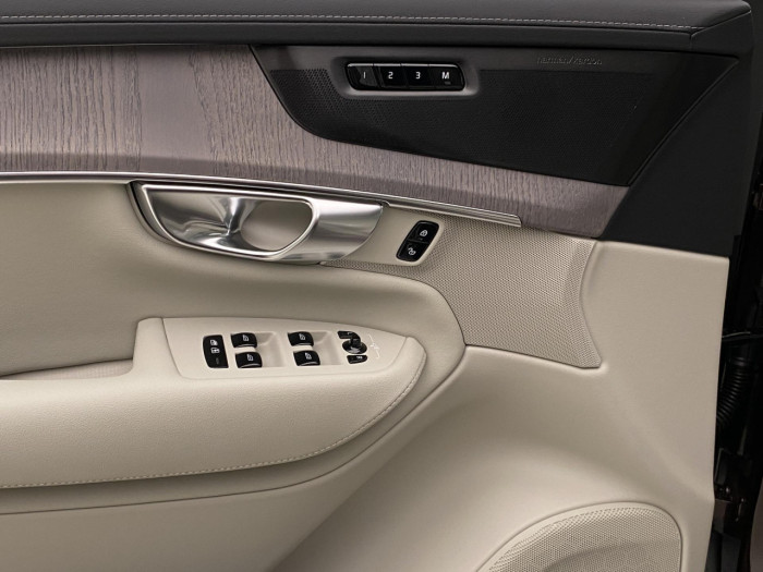 Volvo XC90 T8 AWD Plug-in BRIGHT PLUS 7m na operativní leasing