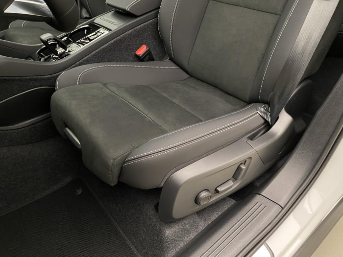 Volvo XC40 B3 AUT DARK PLUS na operativní leasing