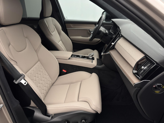 Volvo XC90 T8 AWD Plug-in ULTRA DARK 7m na operativní leasing