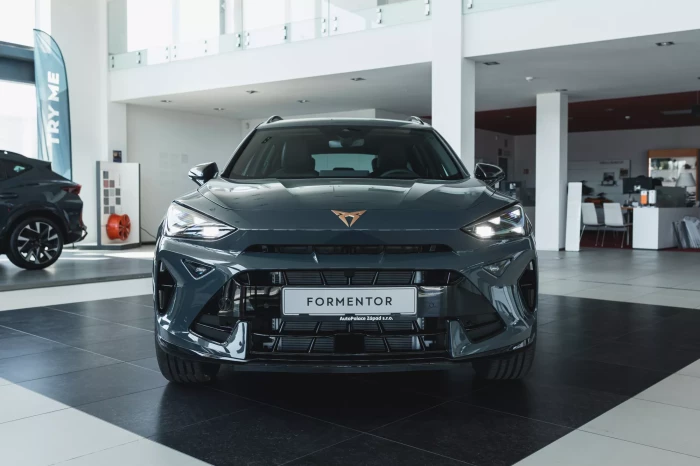 CUPRA Nový CUPRA Formentor VZ e-HYBRID e-HYBRID 130 kW automat Fiord modrá e-HYBRID na operativní leasing