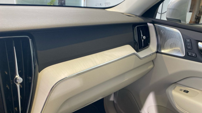 Volvo XC60 PLUS BRIGHT, B5 AWD, 184+10 kW / 250+14 HP na operativní leasing