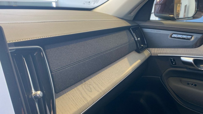 Volvo XC90 ULTRA BRIGHT, T8 AWD, 228+107 kW / 310+145 HP na operativní leasing