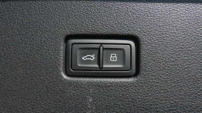 Audi Q8 55 TFSI quattro tiptronic na operativní leasing