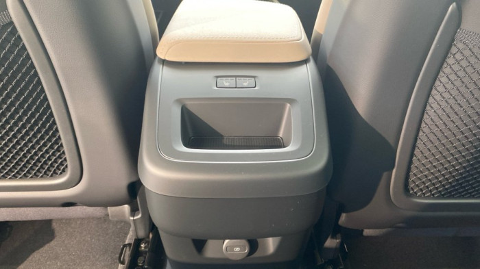 Volvo XC60 PLUS DARK, B5 AWD, 184+10 kW / 250+14 HP na operativní leasing