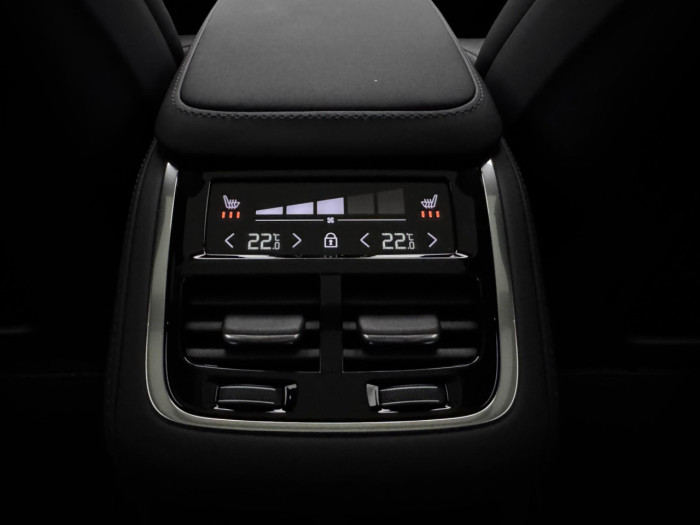 Volvo XC90 T8 AWD Plug-in ULTRA DARK 7m na operativní leasing