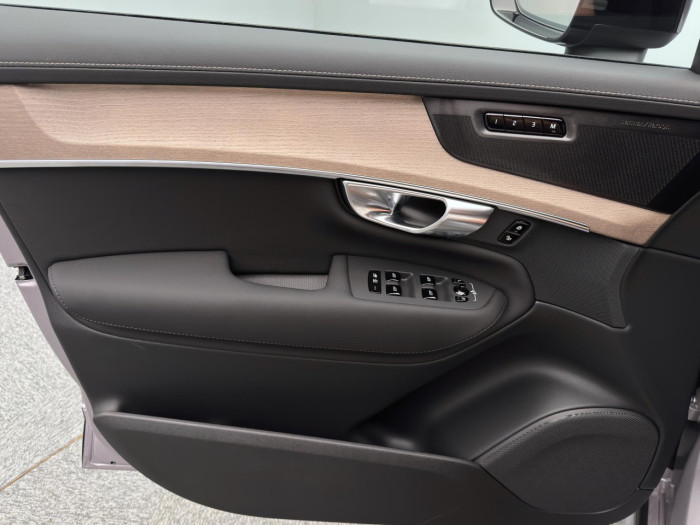 Volvo XC90 T8 AWD Plug-in DARK PLUS 7m na operativní leasing