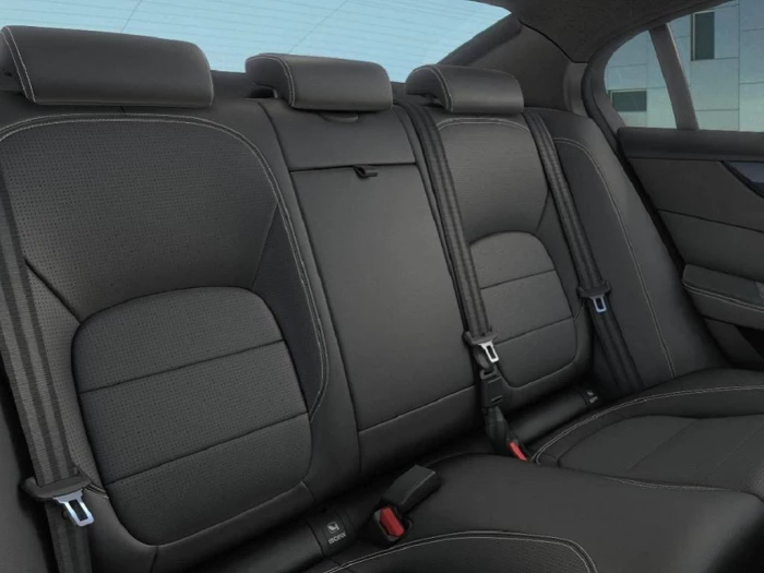 JAGUAR XE D200 R-DYNAMIC BLACK AWD AUT Fullservis na operativní leasing