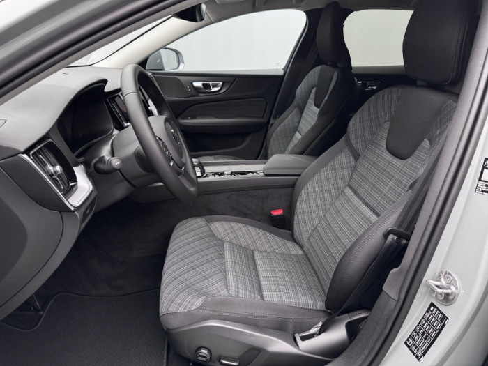 Volvo V60 B4 AUT CORE na operativní leasing
