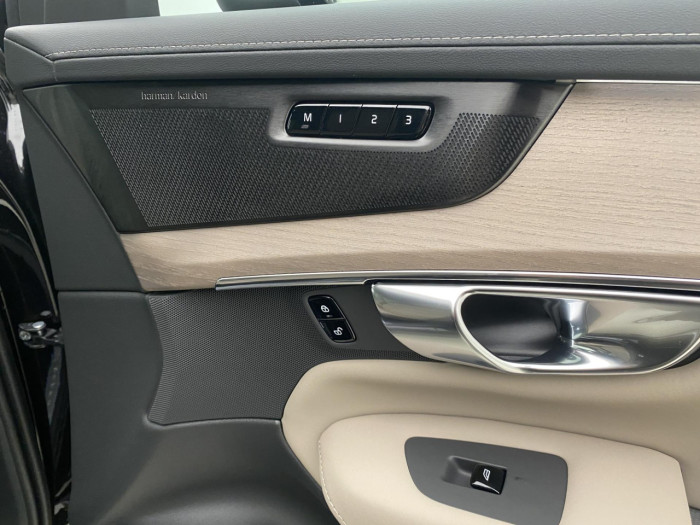 Volvo XC90 T8 AWD Plug-in BRIGHT PLUS 7m na operativní leasing