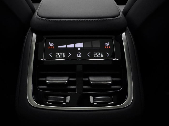 Volvo XC90 T8 AWD Plug-in ULTRA DARK 7m na operativní leasing