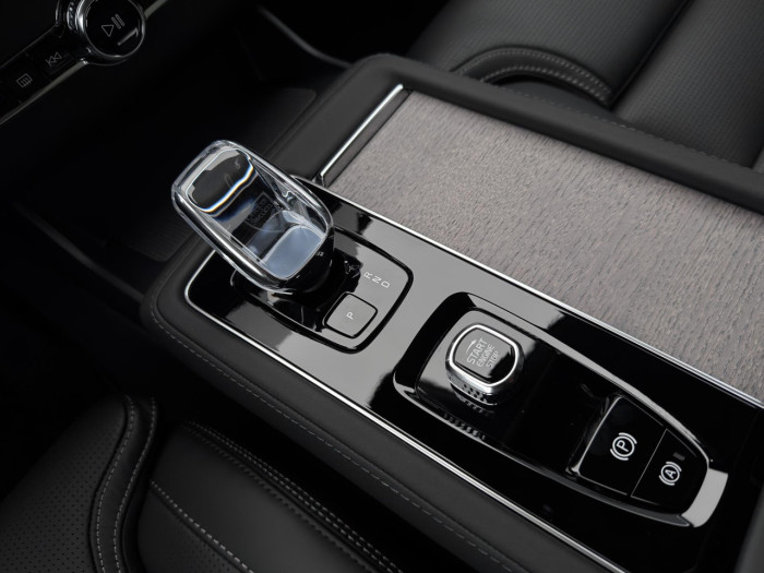 Volvo XC90 T8 AWD Plug-in DARK ULTRA 7 na operativní leasing