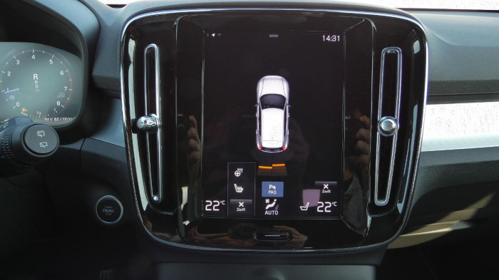 Volvo XC40 T2 FWD Momentum Core na operativní leasing