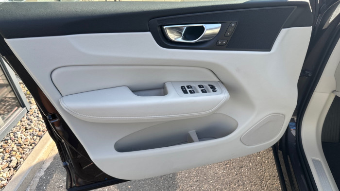 Volvo XC60 2.0 B5 - Benzín - Automat 8st. - 4x4 na operativní leasing