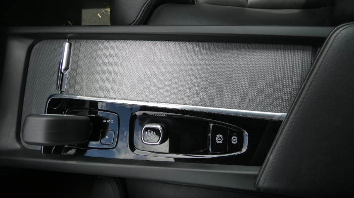 Volvo XC60 B4 mHEV AWD Plus Dark na operativní leasing