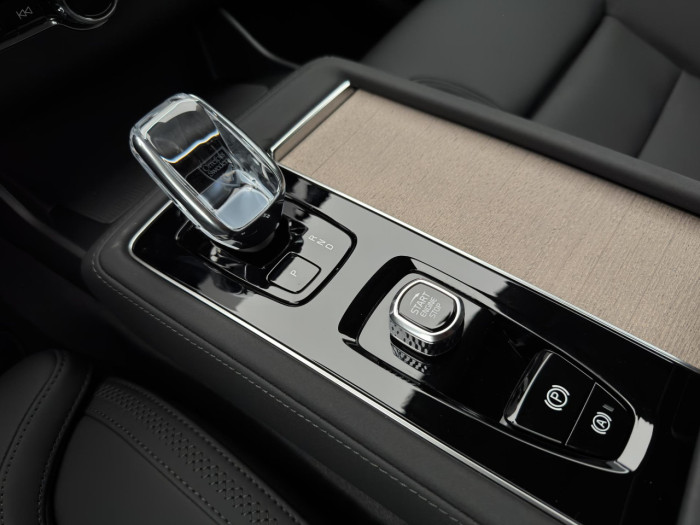 Volvo XC90 T8 AWD Plug-in DARK PLUS 7m na operativní leasing