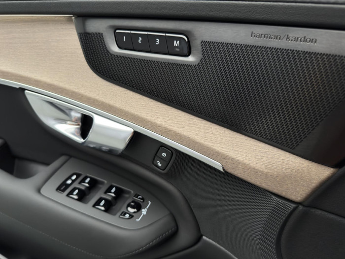 Volvo XC90 T8 AWD Plug-in DARK PLUS 7m na operativní leasing
