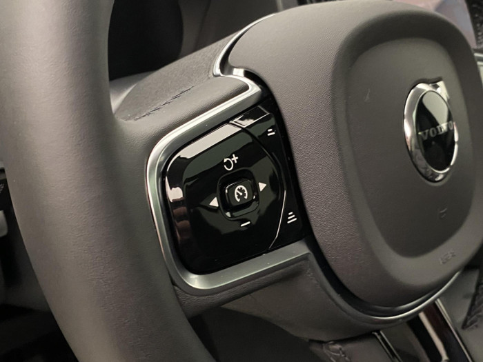 Volvo XC90 T8 AWD Plug-in DARK PLUS 7m na operativní leasing