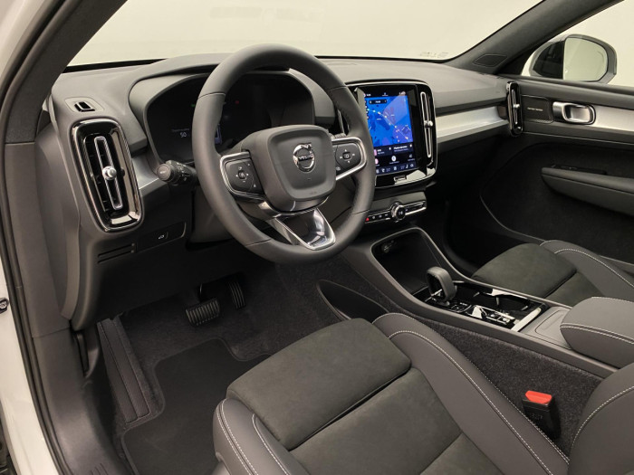 Volvo XC40 B3 AUT DARK PLUS na operativní leasing