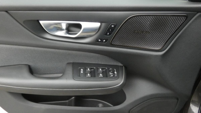 Volvo S60 B5 AWD Ultimate Dark na operativní leasing