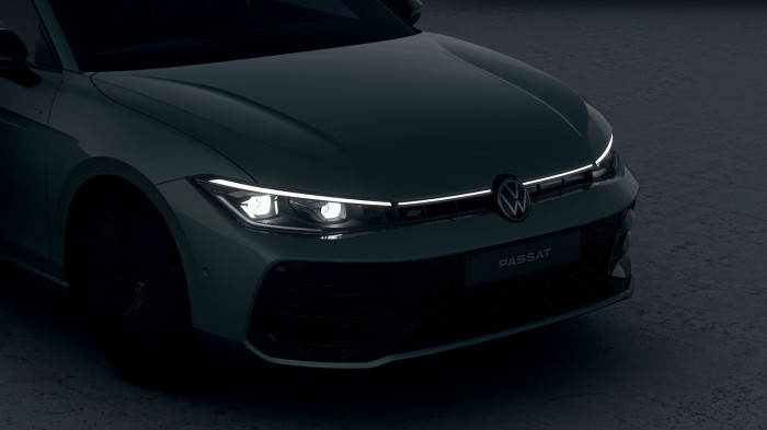 Volkswagen Passat R-Line People 2,0 TSI 150 kW na operativní leasing