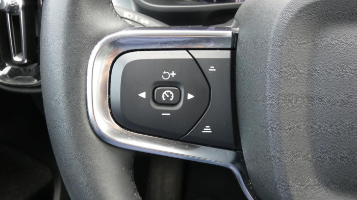 Volvo XC40 B4 AWD mHEV Plus Dark aut. na operativní leasing