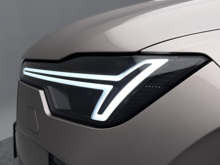 Volvo XC90 T8 AWD Plug-in DARK PLUS 7m na operativní leasing