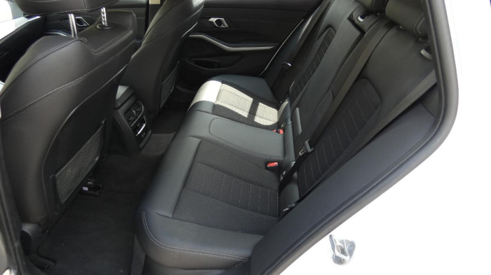 BMW Řada 3 318i Advantage Touring na operativní leasing