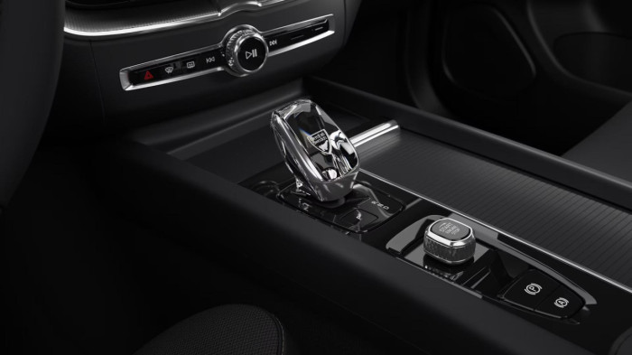 Volvo XC60 T6 AWD AUT PLUS BLACK EDITION na operativní leasing