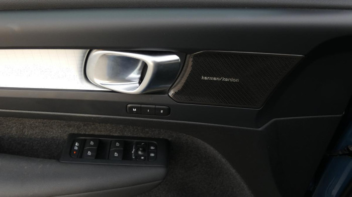 Volvo XC40 B3 PLUS DARK na operativní leasing