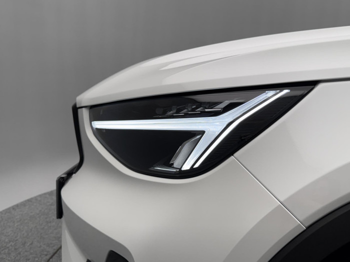 Volvo XC40 B3 AUT DARK PLUS na operativní leasing