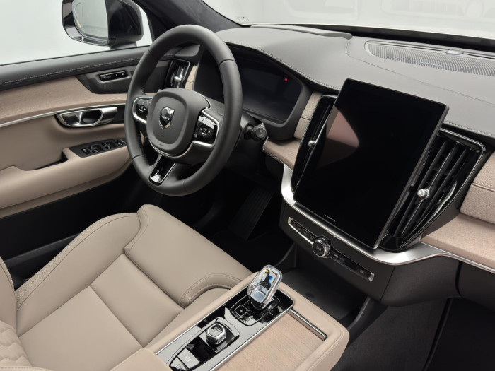 Volvo XC90 T8 AWD Plug-in ULTRA DARK 7m na operativní leasing