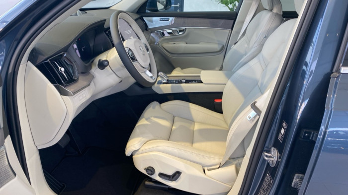 Volvo XC90 PLUS BRIGHT, T8 AWD, 184+115 kW / 250+156 HP na operativní leasing