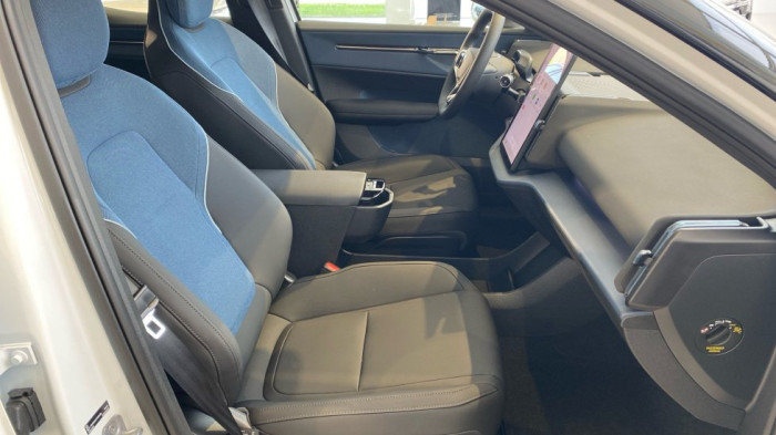 Volvo EX30 PLUS, Single Motor Extended Range, 200 kW / 272 HP na operativní leasing