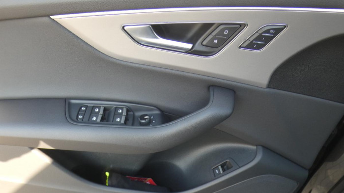 Audi Q8 55 TFSI quattro tiptronic na operativní leasing