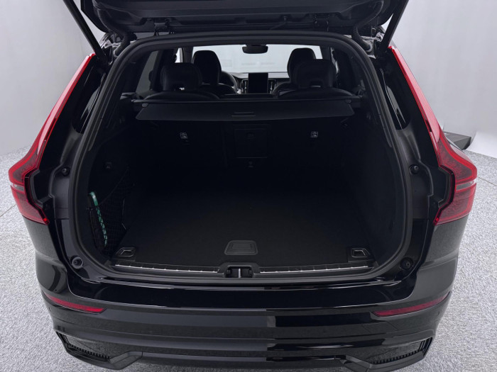 Volvo XC60 B5 AWD AUT PLUS BLACK EDITION na operativní leasing