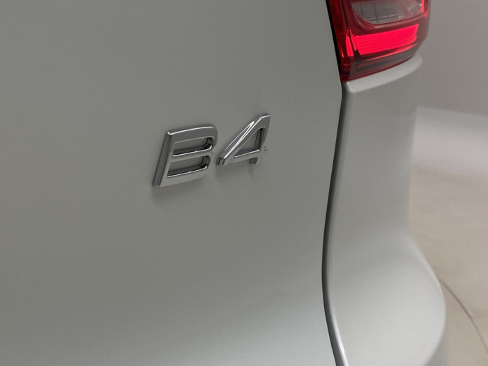 Volvo XC40 B4 AUT DARK PLUS na operativní leasing
