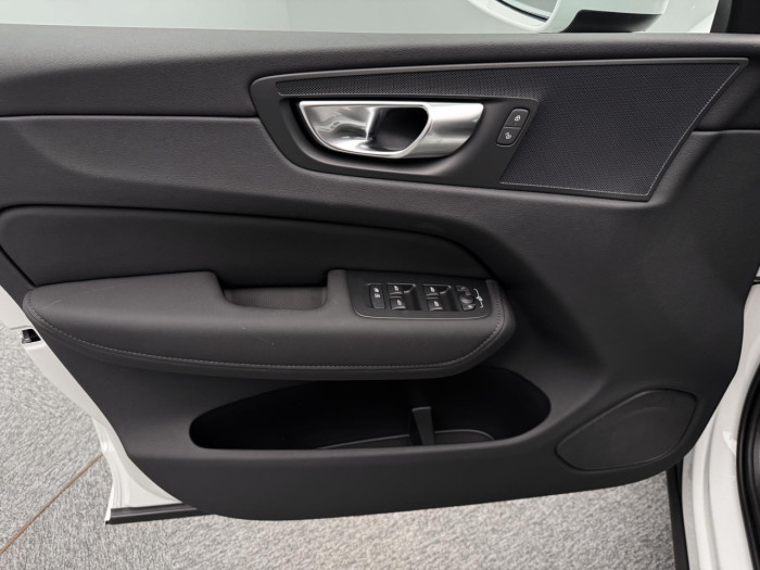 Volvo XC60 B5 AWD AUT ESSENTIAL na operativní leasing