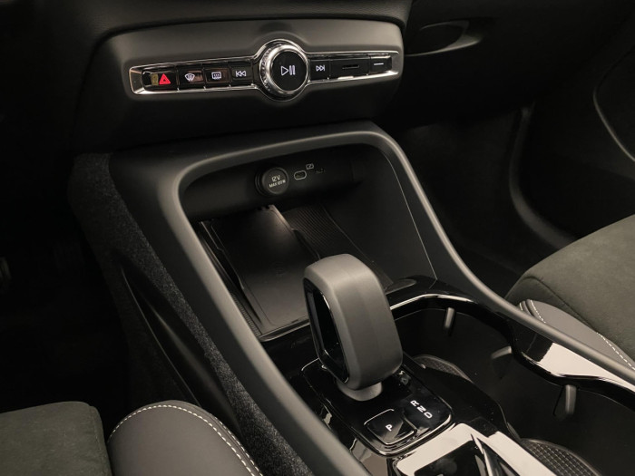 Volvo XC40 B3 AUT DARK PLUS na operativní leasing