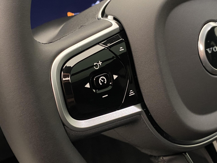 Volvo XC90 B5 AWD BLACK EDITION PLUS 7 na operativní leasing