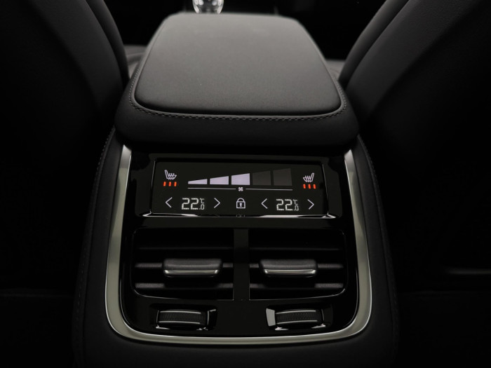 Volvo XC90 T8 AWD Plug-in ULTRA DARK 7m na operativní leasing
