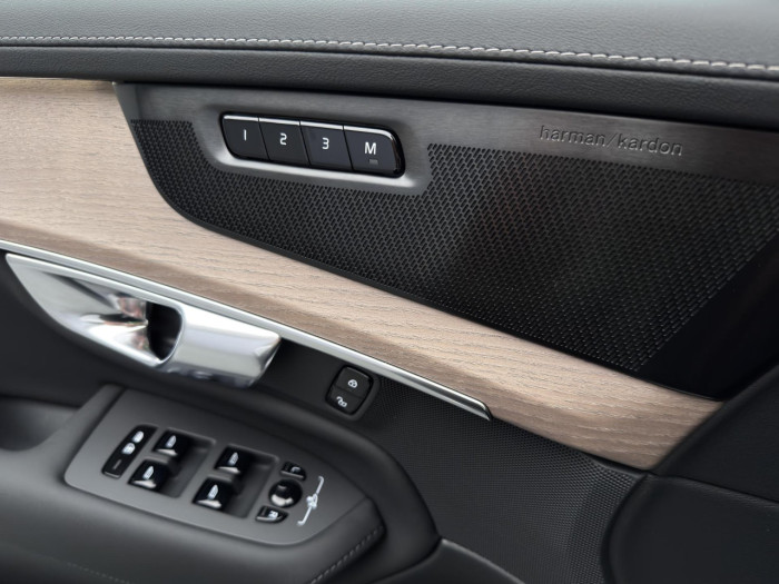Volvo XC90 T8 AWD Plug-in BRIGHT PLUS 7m na operativní leasing